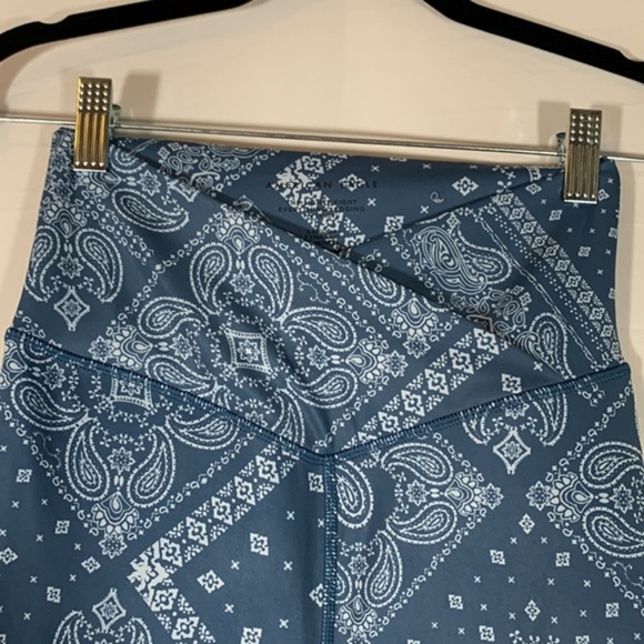 American Eagle Blue Mandela Floral 7/8 Leggings - Picture 4 of 6